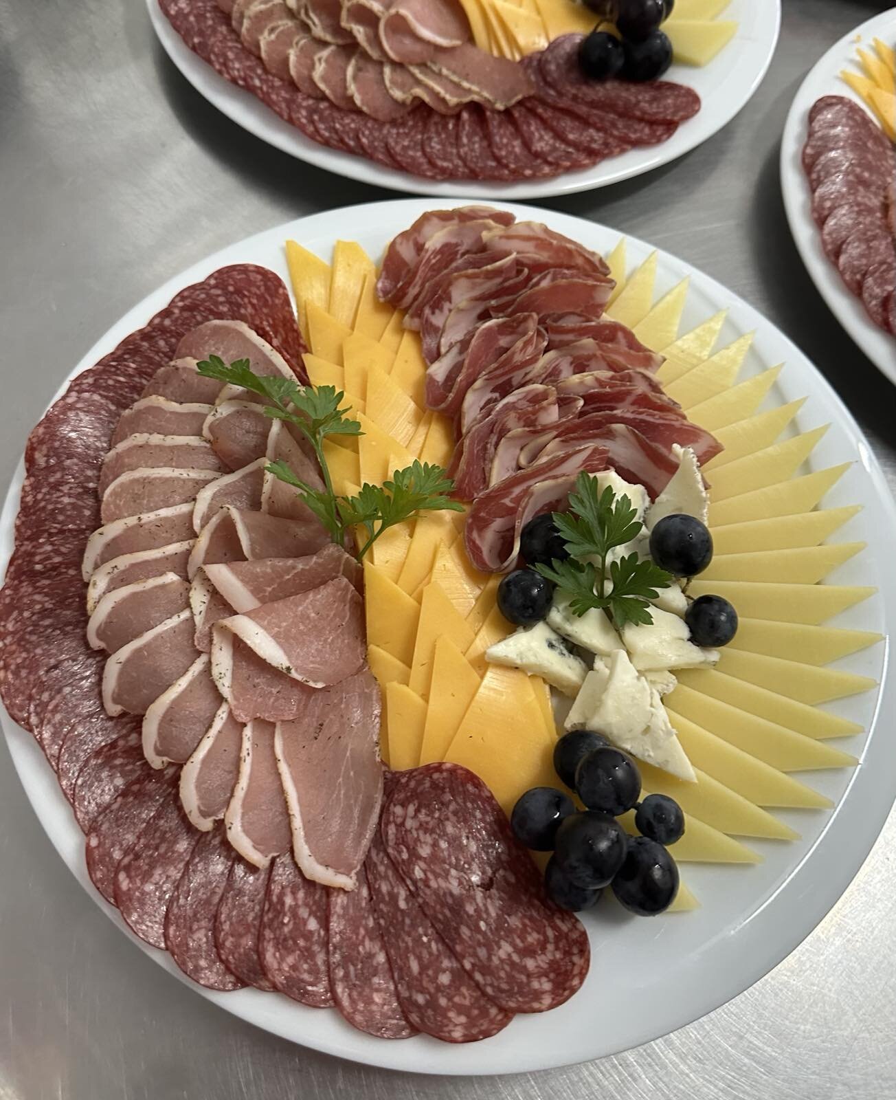 Плато сирена и месо