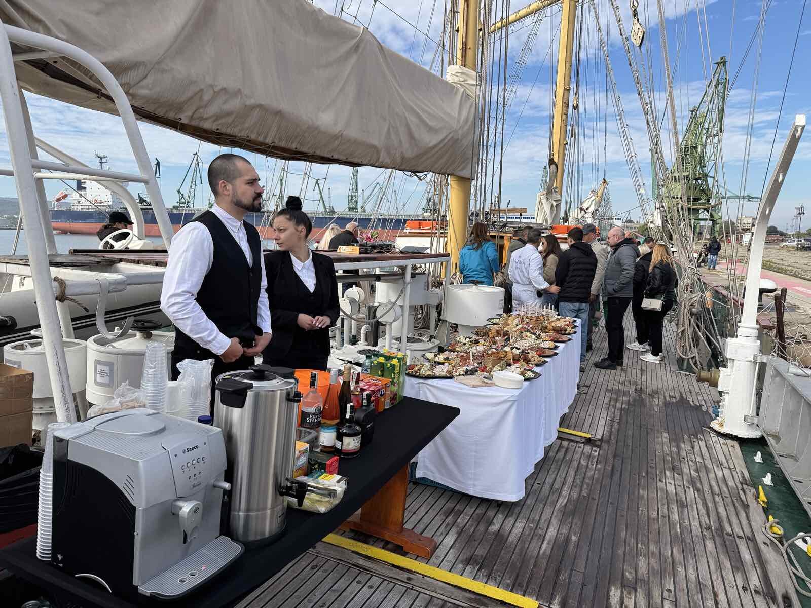 Кетъринг на кораб сервитьори